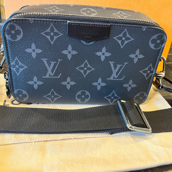 Louis Vuitton Alpha Wearable Wallet - Picture 4 of 10